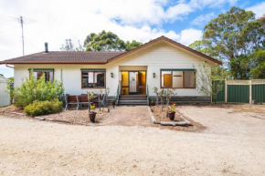 Bells Beach Spacious 2-Acre 5BR Retreat - with Hot Tub